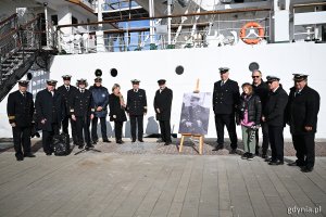 Tablica upamiętniająca kapitana znajduje się na nabrzeżu Pomorskim w Gdyni (fot. Michał Puszczewicz)