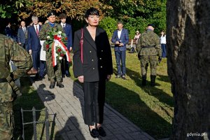 Beata Koniarska &ndash; radna Sejmiku Wojew&oacute;dztwa Pomorskiego składająca kwiaty pod Obeliskiem Obrońc&oacute;w Kępy Oksywskiej podczas uroczystości z okazji 87. rocznicy zakończenia walk w obronie Kępy Oksywskiej 