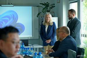 Alicja Harackiewicz – dyrektorka Centrum Nauki Experyment podczas prezentacji na spotkaniu w XVII LO