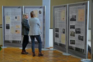 Goście zaproszeni na inaugurację wystawy w sądzie przyglądający się ekspozycji 