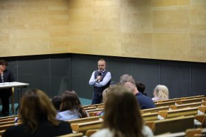 Z mikrofonem Maciej Warszakowski, zastępca dyrektora Laboratorium Innowacji Społecznych