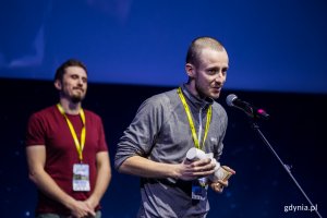 Artur Czermak otrzymuje wyróżnienie w kategorii: Podróże (fot. Karol Stańczak)