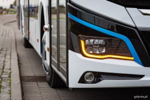 Nowy elektryczny MAN w Gdyni. Przednia lampa i bok autobusu,  fot. Kamil Złoch