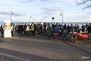Rowerzyści przejechali ulicami Gdyni na molo w Orłowie (fot. Magdalena Starnawska)