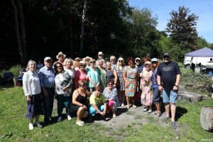 Uczestnicy pikniku dla senior&oacute;w na Polance Redłowskiej na zdjęciu grupowym
