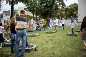 Plenerowe studia Polskiego Radia nadają z Gdyni przed „Lato z Radiem Festiwal”, fot. Dawid Linkowski