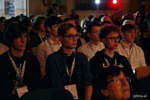 Uczestnicy olimpiady zgromadzeni w auli podczas otwarcia finału XLIX Og&oacute;lnopolskiej Olimpiady Wiedzy Elektrycznej i Elektronicznej 