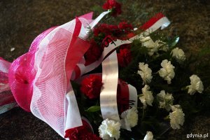 Kwiaty złożone pod pomnikiem Bohaterów Westerplatte 