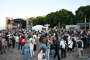 Publiczność zgromadzona na Bulwarze Nadmorskim podczas koncertu &bdquo;Cztery żywioły&rdquo; 