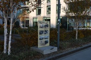 Pamiątkowa tablica stanęła tuż przy deptaku 