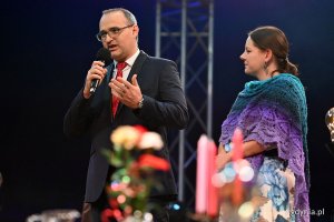 Hala Polsat Plus Arena Gdynia, przemawia z mikrofonem Emil Rojek, obok stoi Aleksandra Kosiorek