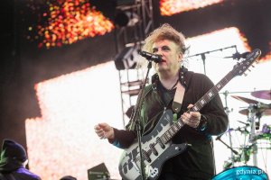 Robert Smith, frontman The Cure, podczas koncertu na Open'erze 