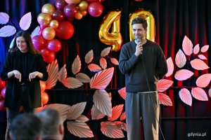Rzecznik praw uczniowskich Filip Śmigielski przemawiający podczas uroczystości z okazji jubileuszu 40-lecia Szkoły Podstawowej nr 49 dla Dzieci Niedosłyszących