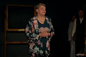 Magdalena Borowska, przewodnicząca zarządu gdyńskiego koła Polskiego Stowarzyszenia na rzecz Os&oacute;b z Niepełnosprawnością Intelektualną, wita publiczność zgromadzoną na spektaklu  &bdquo;Instytut Pana B.&rdquo; Teatru Biuro Rzeczy Osobistych w reżyserii Zbigniewa Biegajły 