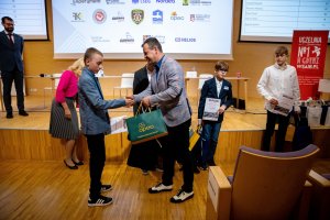 Adam Skurat wręcza nagrody finaliście Konkursu Wiedzy o Gdyni / fot. Uniwersytet WSB Merito Gdynia
