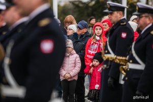 Mieszkańcy uczestniczący w uroczystościach przed pomnikiem Polski Morskiej. Na pierwszym planie Orkiestra Reprezentacyjna MW // fot. Karol Stańczak