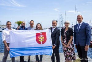 Pożegnanie olimpijki Aleksandry Melzackiej. Od prawej: Rafał Kljanert, dyrektor UM Gdynia, Joanna Zielińska, przewodnicząca Rady Miasta Gdyni, Wojciech Szczurek, prezydent Gdyni, Aleksandra Melzacka, tata Oli Wojciech Melzacki, dziadek Włodzimierz Melzacki i Paweł Brutel, wicedyrektor GCS. Fot. Przemysław Kozłowski.