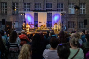Dyrektorka Teatru Gdynia Gł&oacute;wna Ewelina Jasicka i Mariusz Bzdęga &ndash; dyrektor zarządzający ds. kultury i aktywności mieszkańc&oacute;w podczas otwarcia festiwalu &bdquo;Pociąg do Miasta&rdquo; na dziedzińcu Centrum Kształcenia Ustawicznego i Zawodowego nr 1 