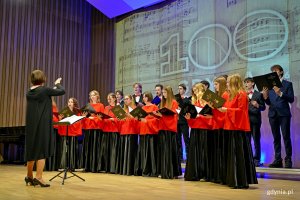 Ch&oacute;r Szkoły Muzycznej I i II stopnia im. Z. Noskowskiego śpiewający podczas koncertu &bdquo;Muzyczny portret Gdyni&rdquo; 
