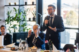 Założycielskie spotkanie Think Tanku „Metropolia”. Na zdjęciu m.in. Michał Glaser, prezes Obszaru Metropolitalnego Gdańsk-Gdynia-Sopot oraz Zbigniew Canowiecki, przewodniczący Konwentu Gospodarczego Związku Uczelni im. Daniela Fahrenheita (GUMed, PG, UG). Fot. Karol Stańczak