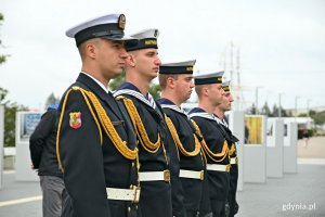 Ustawieni w szeregu żołnierze Marynarki Wojennej podczas uroczystości z okazji 79. rocznicy wybuchu powstania warszawskiego // fot. Magdalena Czernek