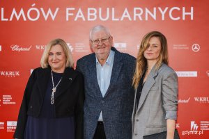 Na zdj. m.in. reżyser Janusz Zaorski z dwoma paniami