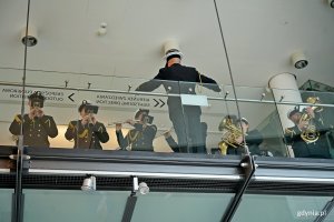 Orkiestra Morskiego Oddziału Straży Granicznej występująca podczas uroczystości przekazania kapliczki pamięci Józefa i Zofii Unrugów, która odbyła się w Muzeum Marynarki Wojennej