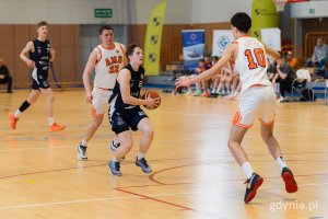 Koszykarze na boisku w trakcie meczu