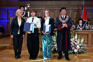 Mgr inż. Jakub Olszewski &ndash; laureat Nagrody im. prof. Romualda Szczęsnego (drugi z lewej) wraz z dr hab. inż. Moniką Wilamowską-Zawłocką oraz przewodniczącą Rady Miasta Gdyni Beatą Zastawną i prof. dr hab. inż. Krzysztofem Wildem &ndash; rektorem Politechniki Gdańskiej podczas wręczenia nagrody 