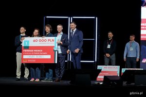 Piotr Grzelak &ndash; zastępca prezydent Gdańska ds. zr&oacute;wnoważonego rozwoju i gospodarki z przedstawicielami firmy Uhura Bionics, laureatem pierwszego miejsca w konkursie dla polskich start-up&oacute;w na Infoshare 