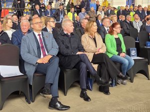 Uroczystość palenia blach pod okręt wojenny Huragan w PGZ Stoczni Wojennej. Na zdjęciu m.in: wicewojewoda pomorski Emil Rojek, senator Sławomir Rybicki i wiceprezydentka Gdyni Oktawia Gorzeńska