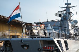 Pokład HNLMS „Van Amstel” z holenderską flagą