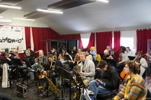 Stokłosa Collective Orchestra pod batutą Jana Stokłosy na pr&oacute;bie do koncertu na stulecie Gdyni