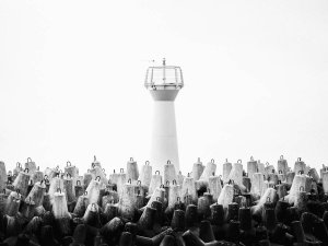 Światło wejściowe do gdyńskiego portu pośród betonowych gwiazdobloków