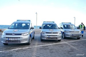 Trzy nowe radiowozy Straży Miejskiej w Gdyni na parkingu na skwerze Arki Gdynia (fot. Magdalena Czernek)