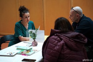 Jedno ze stoisk w Polsat Plus Arenie Gdynia oraz mieszkańcy