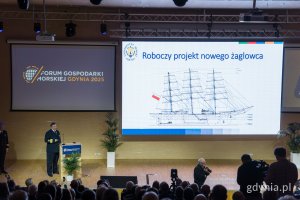 Prof. dr hab. inż. kpt. ż.w. Adam Weintrit, rektor Uniwersytetu Morskiego w Gdyni podczas prezentacji o nowym „Darze Młodzieży”