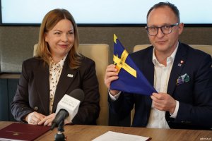 Umowę o dofinansowanie projektu podpisali m.in. Marcin Skwierawski, wicemarszałek wojew&oacute;dztwa pomorskiego i Oktawia Gorzeńska, wiceprezydentka Gdyni 