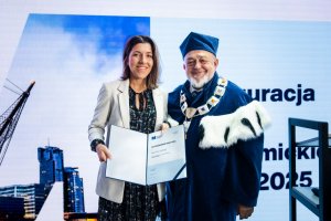 Nagrodzona mgr Alicja Dettlaff i prof. WSB Merito dr hab. Jan Wiśniewski, rektor uczelni, podczas inauguracji roku akademickiego na Uniwersytecie WSB Merito w Gdyni 