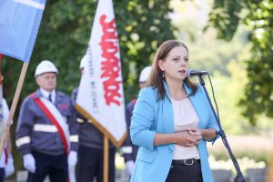 Aleksandra Kosiorek, prezydent Gdyni podczas oficjalnych uroczystości przed pomnikiem Ofiar Grudnia 1970 roku na placu Wolnej Polski (fot. Karol Stańczak)