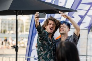 Kieras z fanem robią sobie selfie