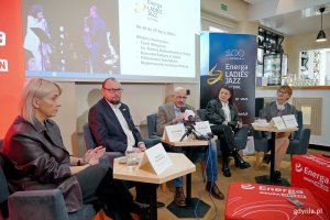 W briefingu zapowiadającym 22. edycję Ladies' Jazz Festivalu wzięli udział (od lewej): Magdalena Marszałkowska&nbsp;&ndash; dyrektor Departamentu Marketingu Energa SA, Mariusz Bzdęga&nbsp;&ndash; dyrektor zarządzający ds. kultury i aktywności mieszkańc&oacute;w Urzędu Miasta Gdyni, Piotr Łyszkiewicz&nbsp;&ndash; dyrektor Energa Ladies&rsquo; Jazz Festivalu, Urszula Dudziak&nbsp;&ndash; dyrektor artystyczna Energa Ladies&rsquo; Jazz Festivalu oraz Jolanta Rożyńska&nbsp;&ndash; dyrektor Wejherowskiego Centrum Kultury 