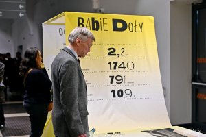 Uczestnicy wernisażu wystawy &bdquo;Gen 100 &ndash; gdyński kod wsp&oacute;lnoty&rdquo; oglądający ekspozycję w Muzeum Emigracji 