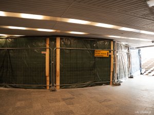 ogrodzony teren budowy w tunelu