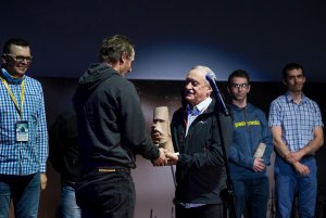 Sobota, drugi dzień. Krzysztof Wielicki wręcza Kolosa za rok 2018 w kategorii "Alpinizm" Andrzejowi Bargielowi, odbiera w imieniu laureata Janusz Gołąb, fot. Przemysław KozłowskiSobota, drugi dzień Ogólnopolskich Spotkań Podróżników, Żeglarzy i Alpinistów oraz wręczenie pierwszych Kolosów, fot. Przemysław Kozłowski