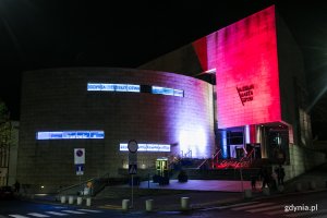 Muzeum Miasta Gdyni podświetlone na biało-czerwono // fot. Karol Stańczak