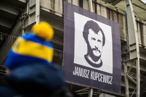 Symboliczne odsłonięcie tablicy z nazwą placu Janusza Kupcewicza przy Stadionie Miejskim w Gdyni (fot. Kamil Złoch)