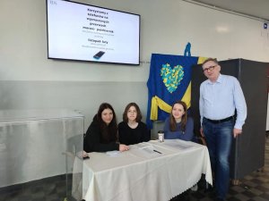 Na zdjęciu uczniowie zasiadający w komisji wyborczej z dyrektorem Mariuszem Żelechowskim (po prawej)