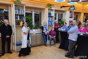 Wystawa „Część wspólna” w gdyńskim Konsulacie Kultury. Przemawia Katarzyna Korzeniewska, dyrektorka Gdyńskiego Centrum Kultury (fot. Karol Stańczak)