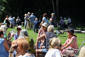 Uczestnicy pikniku dla senior&oacute;w na Polance Redłowskiej